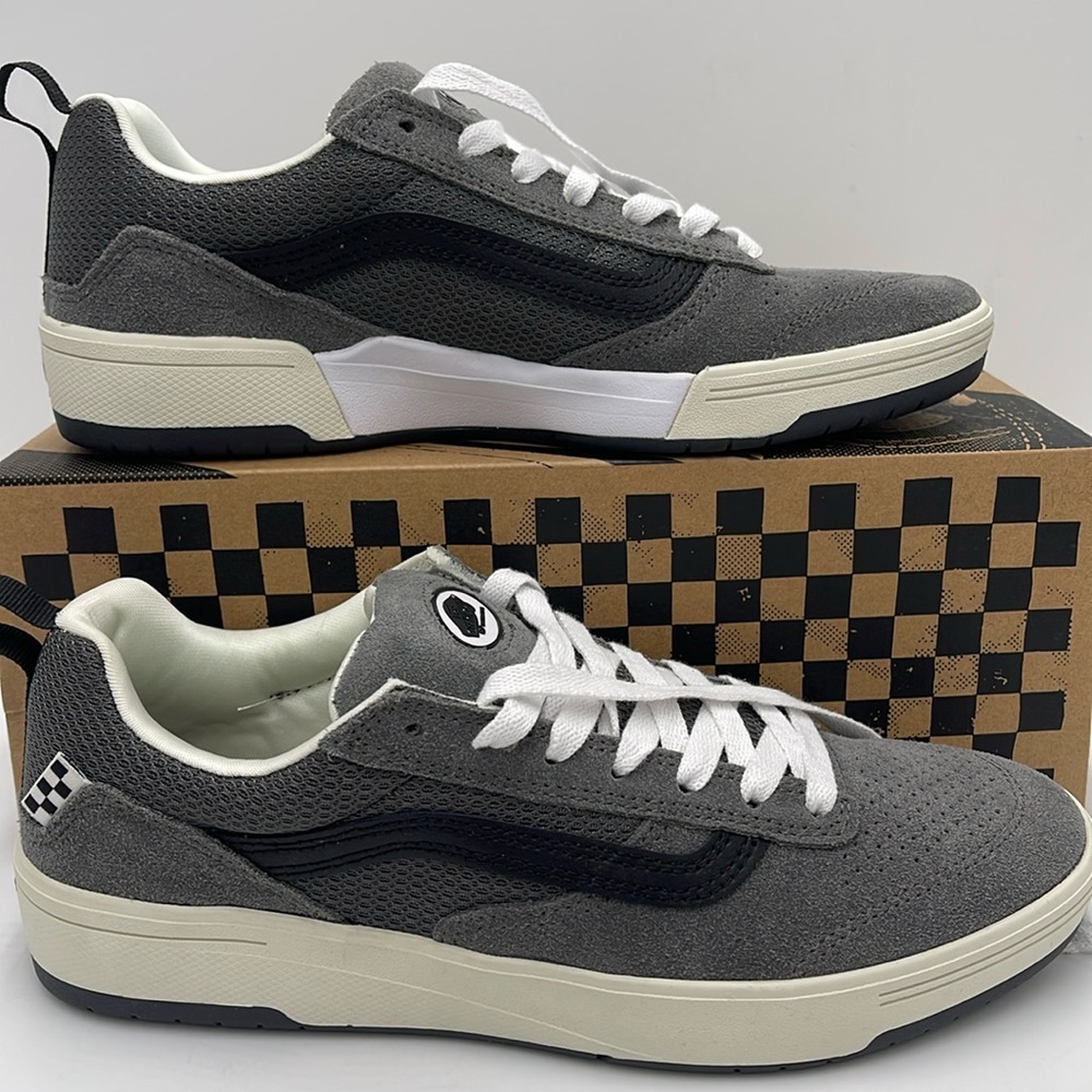 Vans WMNS Zahba Grey/Black
VN0007QQN43
Sneakers - Picture 1 of 16